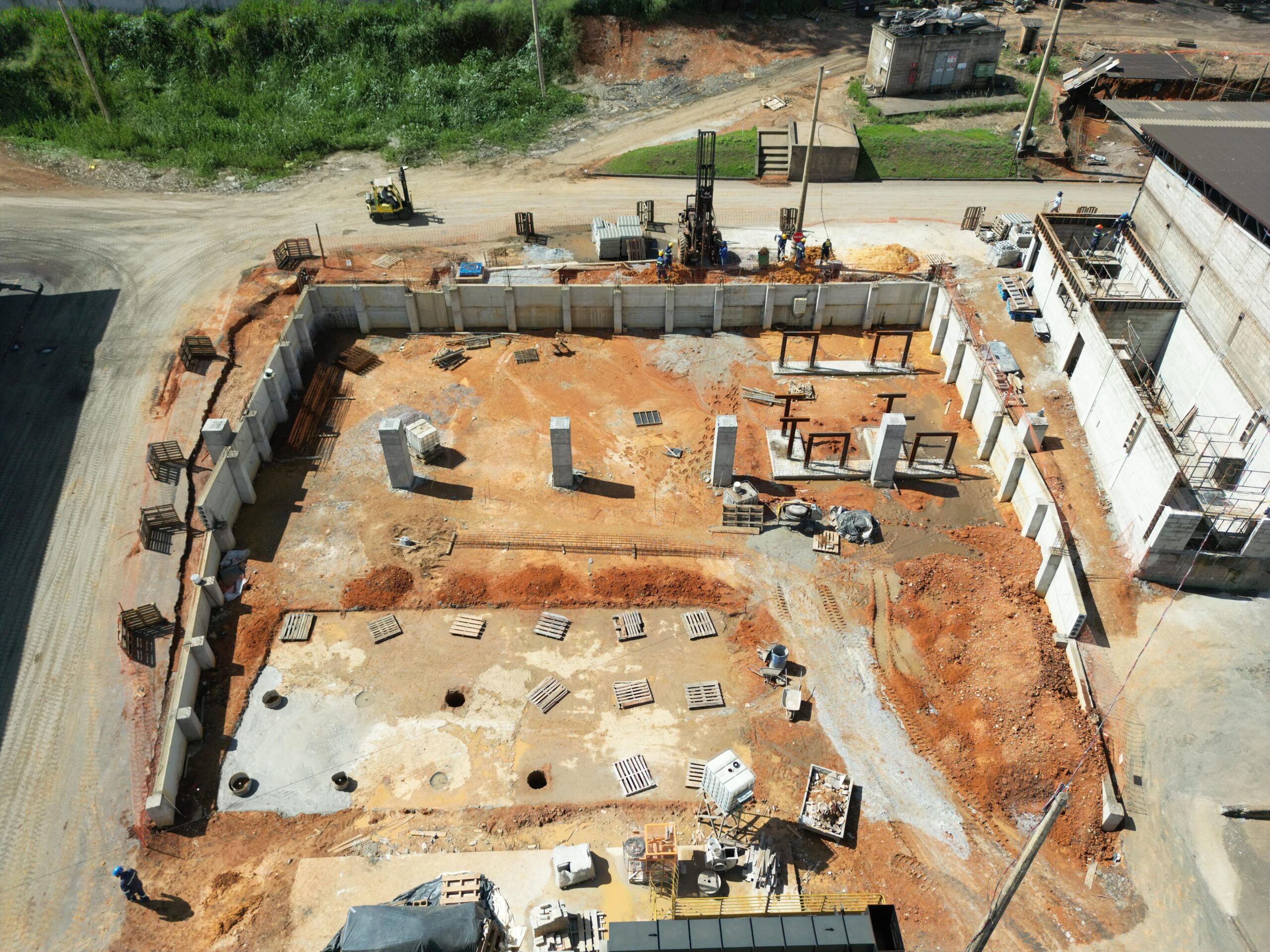 CONTENÇÃO EM CONCRETO ARMADO E BASES PARA EQUIPAMENTOS