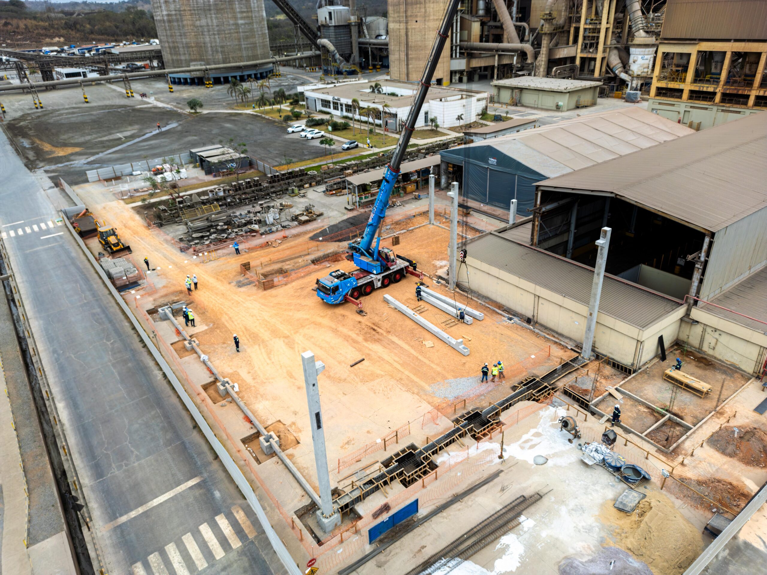 GALPÃO EM ESTRUTURA METÁLICA E PILARES PRÉ-MOLDADOS